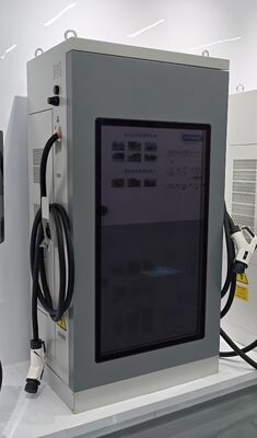 شاحن سيارات كهربائية DC بقوة 120 كيلو واط وشاشة إعلانات LCD مقاس 55 بوصة مزدوجة العرض CCS1 CCS2 CHAdeMO GB/T لمحطة الخدمة على الطريق السريع