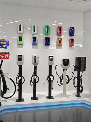 شاحن الكهرباء الكهربائية المتردد 32A 220V 4.3 بوصة الشاشة اللمسية استخدام المنزل المرآب